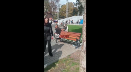 فيديو مقزز.. تركي يتغوط أمام السياح بإسطنبول 