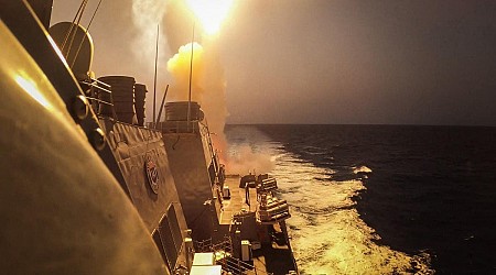 4 مسيرات تستهدف سفينة حربية أمريكية في البحر الأحمر