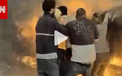 كاميرا ترصد اللحظة الدرامية لإنقاذ رجل من سيارة تلتهمها النيران