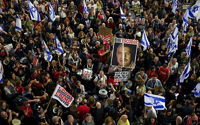 أهالي المحتجزين الإسرائيليين يتظاهرون أمام منزل نتنياهو ويلتقون غالانت