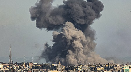 عشرات الشهداء بقصف إسرائيلي لمنازل غزة وتحذيرات من تراكم القذائف والنفيات