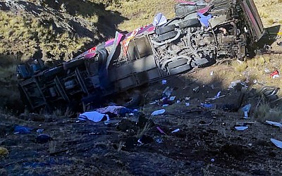 مصرع 25 شخصا في بيرو جراء سقوط حافلة من جبال الأنديز