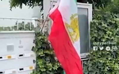 جشن، شادی و نصب پرچم شیر و خورشید بجای تابلوی مرکز اسلامی در فرانکفورت بعد از حمله پلیس آلمان به این مرکز! ویدئوها