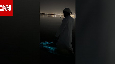 ظاهرة نادرة في دبي.. ما سر تلألؤ أمواج البحر بهذا الوهج الساحر؟