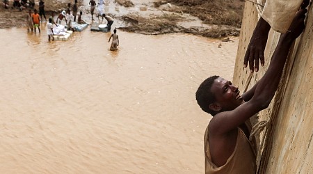 شاهد.. قتلى ودمار مئات المنازل جراء السيول شمالي السودان