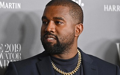 كانيه ويست يتعرّض للانتقادات بعد عرض مجموعته Yeezy Gap بطريقة غريبة