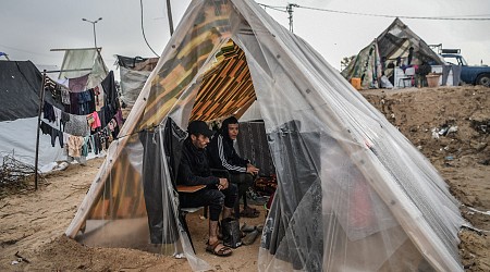 عاجل | وزارة الصحة بغزة: وفاة طفل نتيجة البرد وانعدام وسائل التدفئة في خيام النازحين وسط القطاع