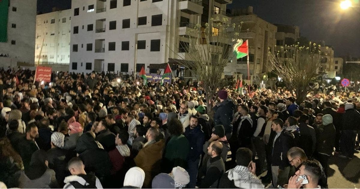بالفيديو: متظاهرون يحاولون اقتحام السفارة الاسرائيلية في عمان