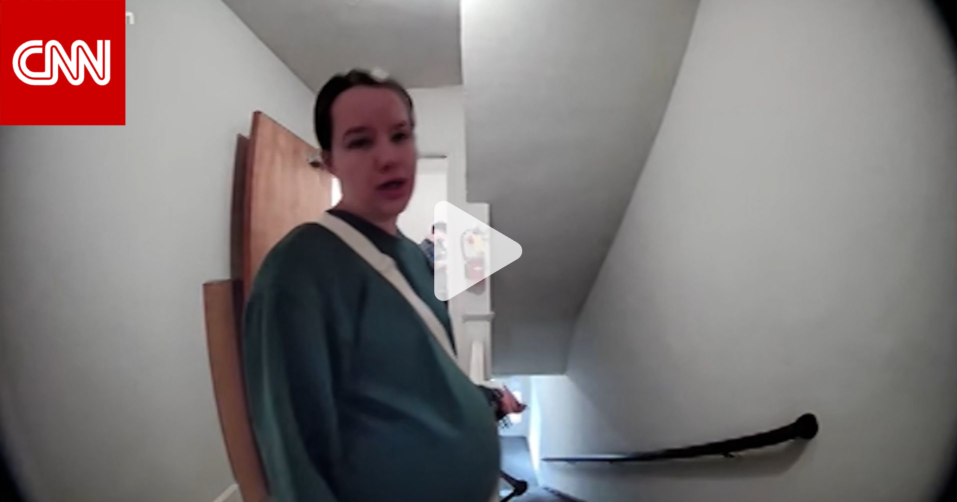 فيديو انتشر بشكل كبير.. كاميرا مراقبة تظهر ما تفعله امرأة حامل يوميا أمام باب منزل جيرانها