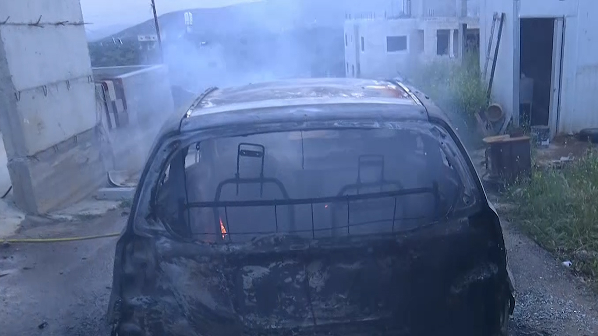 مستوطنون يحرقون منازل وسيارات الفلسطينيين ببلدة قصرى جنوب نابلس