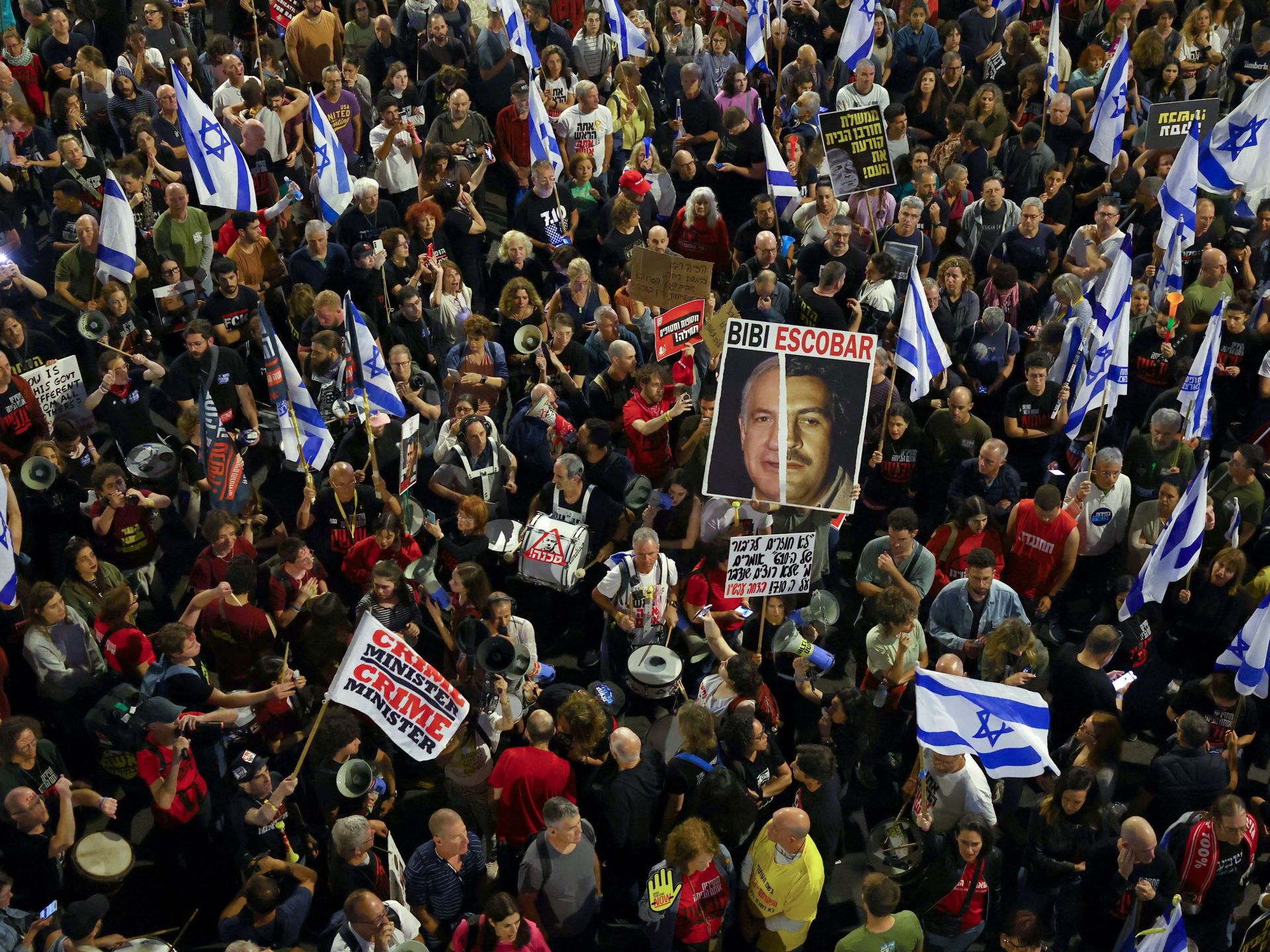 أهالي المحتجزين الإسرائيليين يتظاهرون أمام منزل نتنياهو ويلتقون غالانت