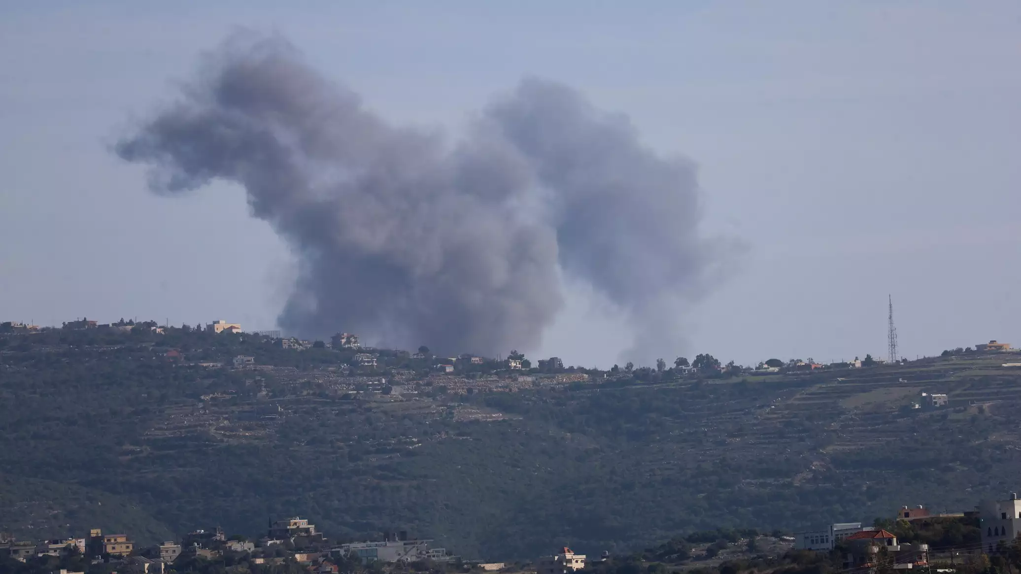 إصابة أكثر من 10 أشخاص في غارة جوية إسرائيلية على جنوب لبنان