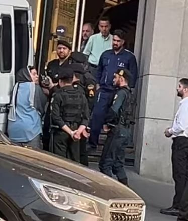 مقاومت یک «مادر» مقابل نیروهای امنیتی بر سر بازداشت «دخترش» بر سر حجاب، در تهران / ویدئو