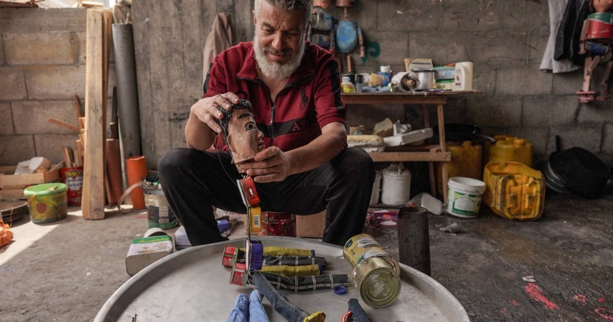 صانع دمى في غزة يحول العلب المعدنية إلى ألعاب "تروي قصص النازحين"