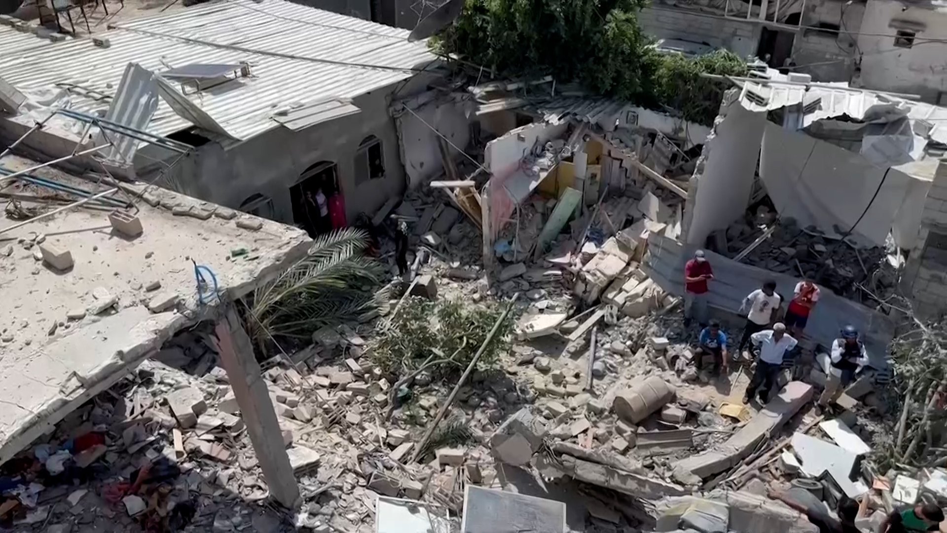 شهداء وجرحى في غارات إسرائيلية استهدفت منزلين وسط قطاع غزة