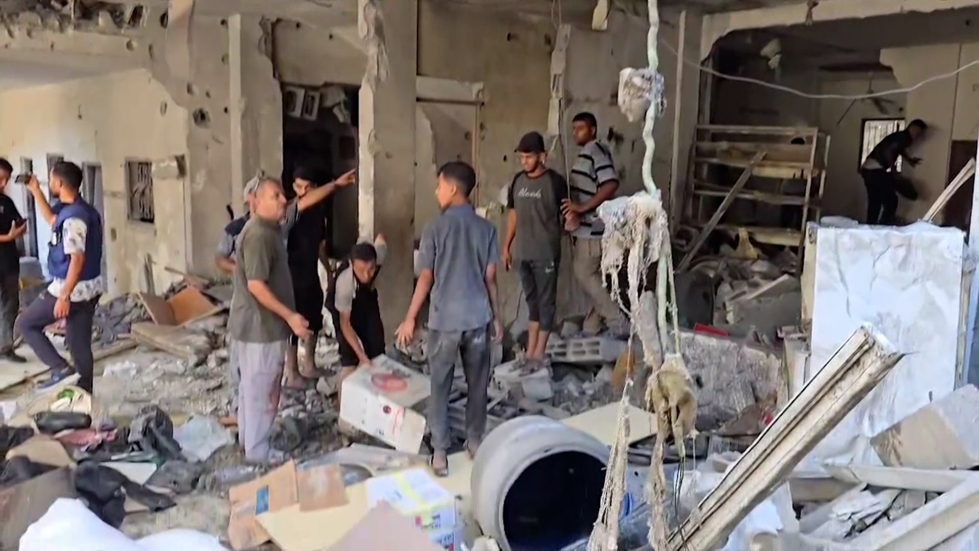 مجزرة جديدة في غزة.. 11 شهيدا عقب غارة إسرائيلية على منزل عائلة صلاح بمخيم الشاطئ