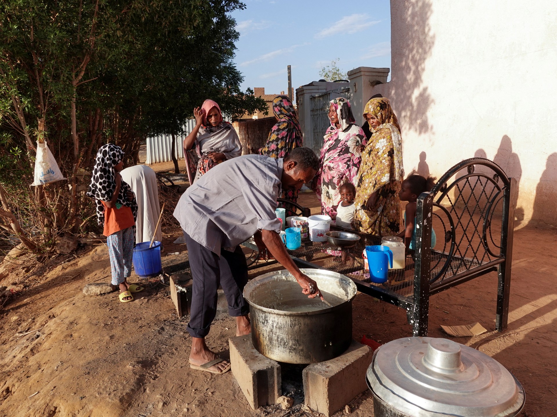 مجازر ونزوح بالسودان.. لوبس: أسوأ أزمة إنسانية في العالم لا تهم أحدا