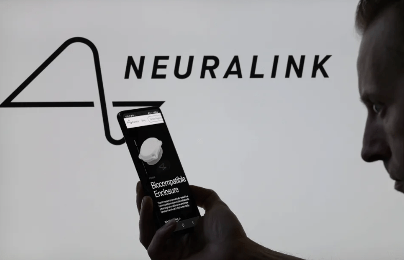 Neuralink تكشف عن تطور جديد في تجاربها لزراعة شريحة بالدماغ البشري