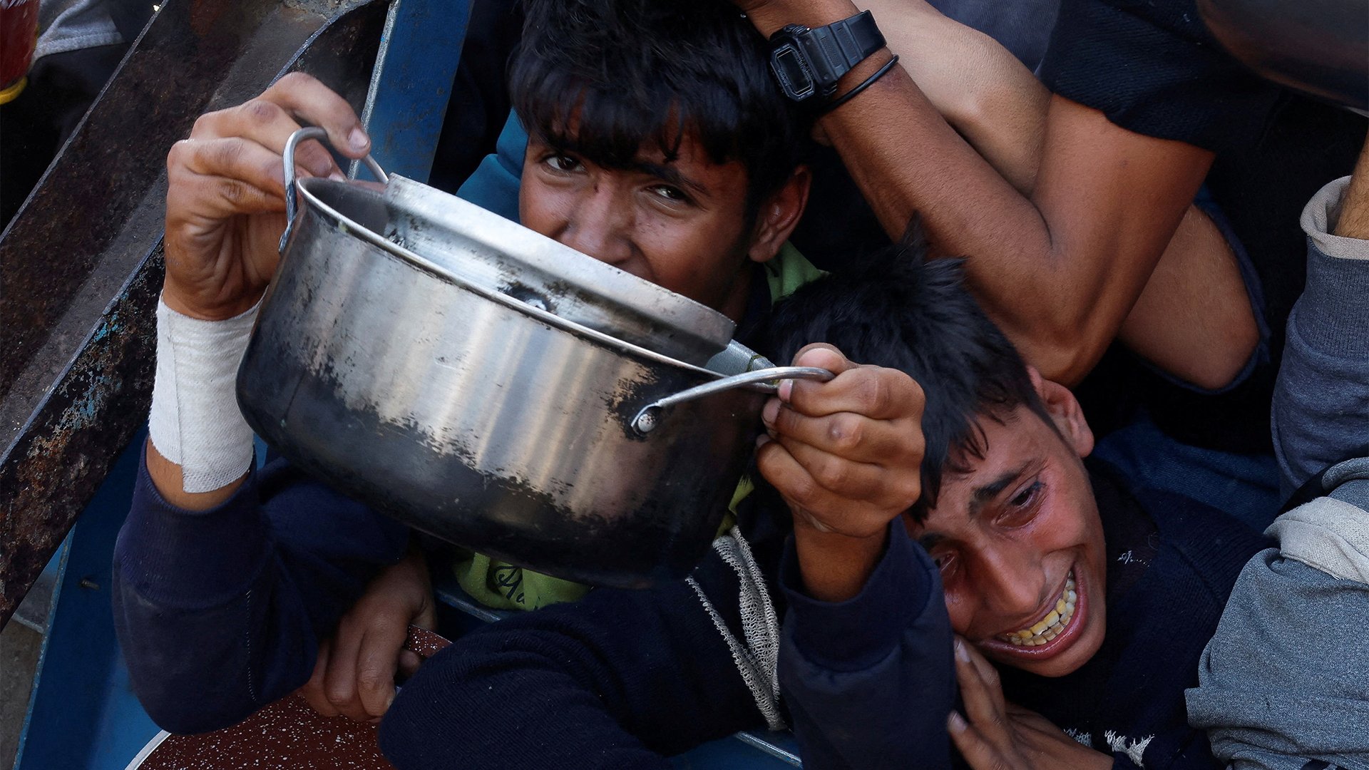 صحف عالمية: الحصول على الطعام في غزة أصبح صراعا مميتا